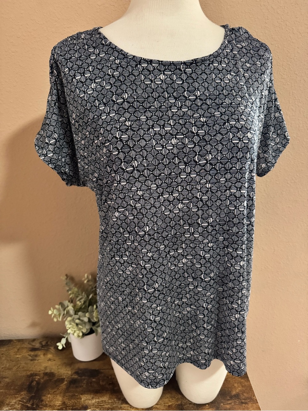 Jaclyn Smith Black & White Geometric Print Short-Sleeve Tee